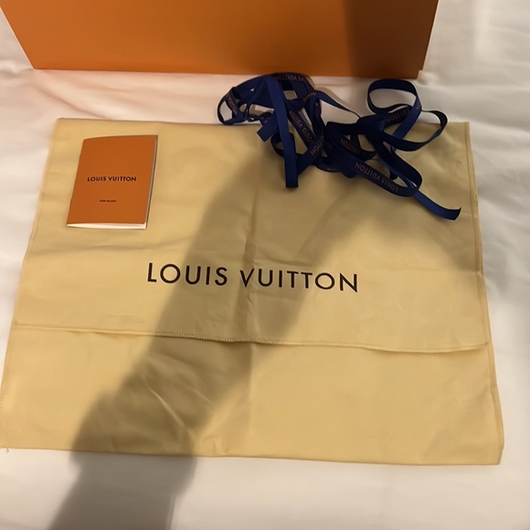 Louis Vuitton Avenue Sling Bag - Picture 4 of 7